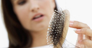 கூந்தல் உதிர்வுக்கு காரணமும்  வீட்டு சிகிச்சையும்