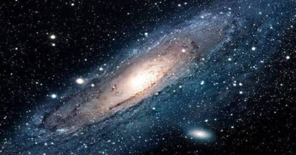 கிரகங்களை உமிழும் பால்வெளியின் கருந்துளை!