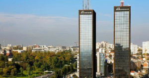 பரிசில் ஓர் இரட்டைக் கோபுரம்!