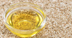 சருமம் கூந்தல் பிரச்சனைகளை போக்கும் நல்லெண்ணெய்