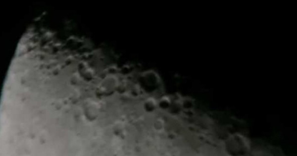 நிலவின் மேற்பரப்பில் பறந்த மர்மப் பொருள்களால் பரபரப்பு!