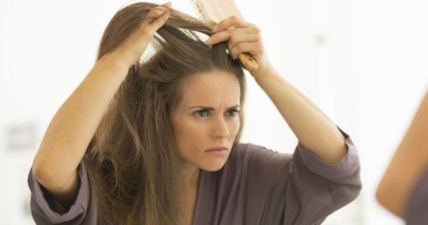 கூந்தல் வறட்சியை போக்கி பளபளப்பாக்கும் இயற்கை வழிகள்