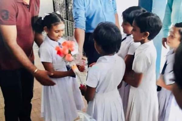 யாழில் மருத்துவ தவறால் கையை இழந்த மாணவி மீண்டும் பாடசாலை விஜயம் 