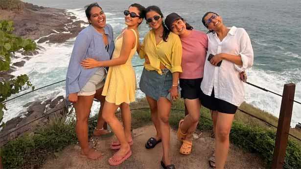 இலங்கையில் தோழிகளுடன் ராஷ்மிகா மந்தனா!