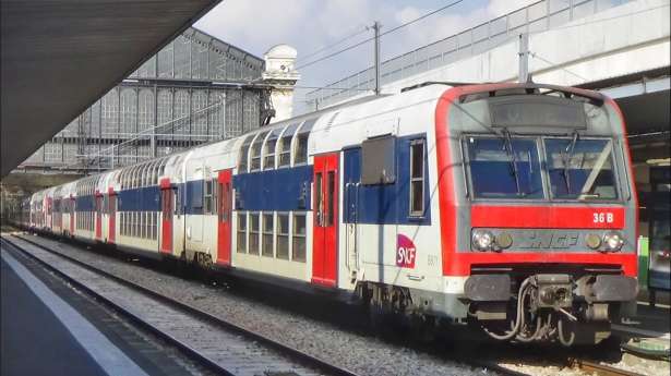 தண்டவாளத்தில் நபர்  விழுந்ததால் பரபரப்பு : RER-C போக்குவரத்து தடை !!