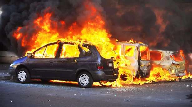 புத்தாண்டு கொண்டாட்டங்களில் 1,173 வாகனங்கள் தீக்கிரை: 505 பேர் கைது!!