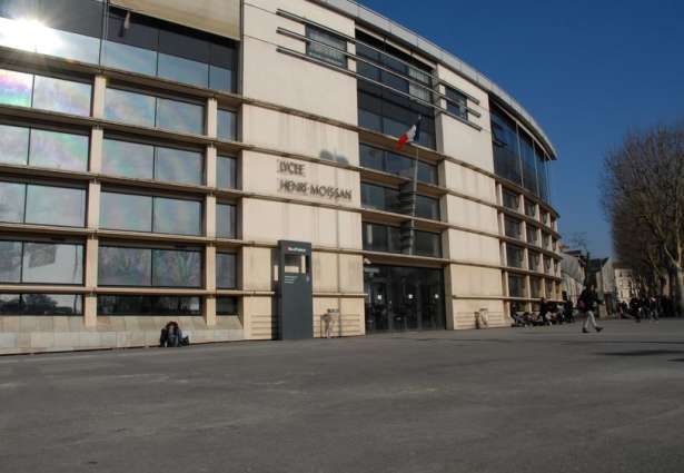 கர்ப்பிணி ஆசிரியர் மீது வன்முறை: மாணவி காவலில், பாடசாலையில் வெற்று நாள்!!