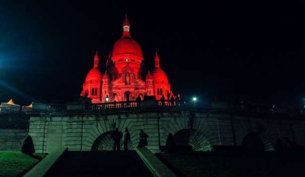 பரிசின் நினைவுச்சின்னங்கள் ஏன் இன்று சிவப்பு ஒளியில் ஒளிர்கின்றன?