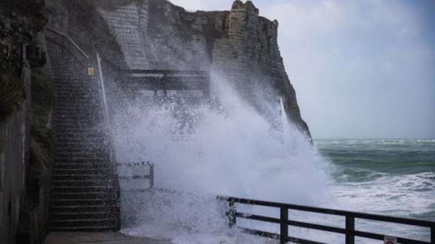 புயலில் சிக்கி இருவர் பலி!!