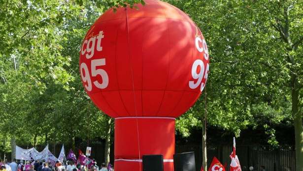 ஆறு மாதங்களின் பின்னர் இடம்பெற்ற ஆர்ப்பாட்டம் - பரிசில் 20,000 பேர் பங்கேற்பு!