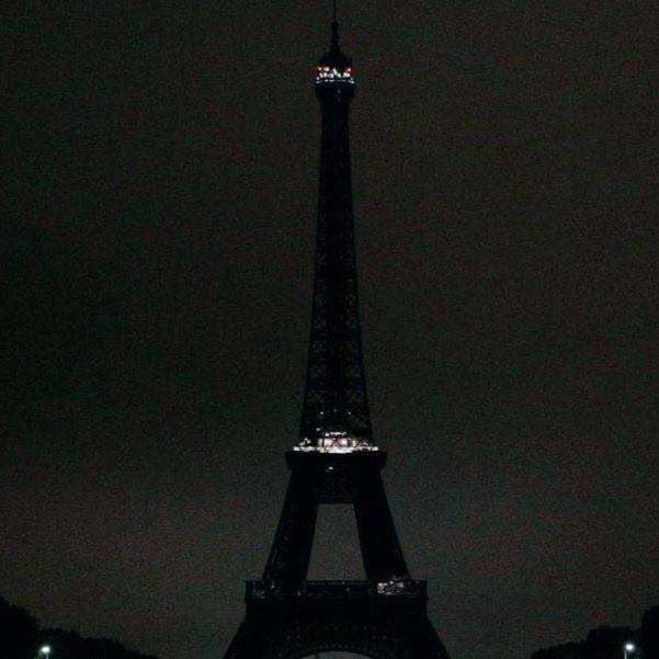 ஈஃபிள் கோபுரம், நகரசபைக் கட்டிடங்கள் இருளில் மூழ்கின! - பரிசில் பேரணி!