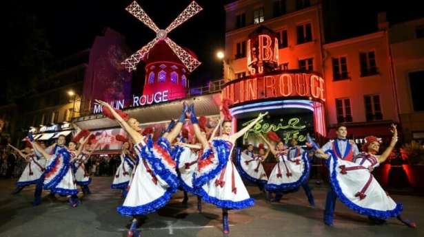 Moulin Rouge கேளிக்கை விடுதியின் காற்றாடி திறந்துவைக்கப்பட்டது..!