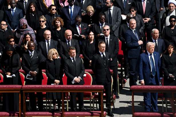 போப்பாண்டவர் : பிரான்ஸ் - அமெரிக்க ஜனாதிபதிகள் கை குலுக்கிக்கொண்டனர்!!