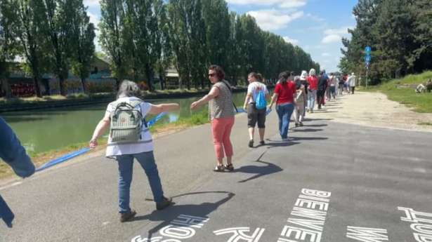 Seine-Saint-Denis : 9.3 கிலோமீற்றர் தூரத்துக்கு மனிதச் சங்கிலி அமைத்து சாதனை..!