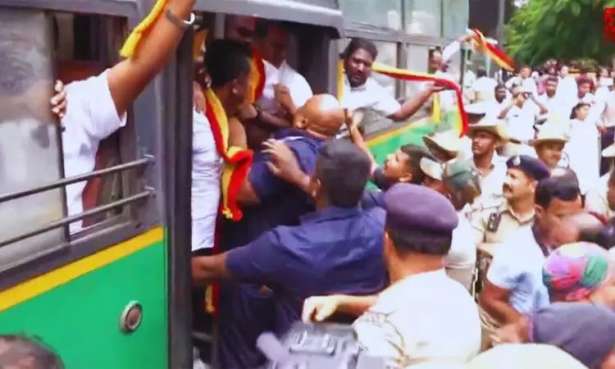தமிழகத்திற்கு காவிரி நீர் திறப்பதற்கு எதிர்ப்பு: பெங்களூருவில் இன்று முழுஅடைப்பு