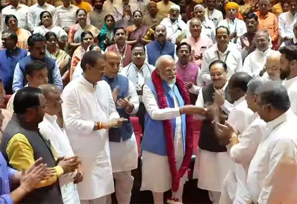 மோடி தலைமையில் பா.ஜ., கூட்டணி எம்.பி.,க்கள் கூட்டம்; பார்லி.,யில் பதிலடி கொடுக்க ஆயத்தம்