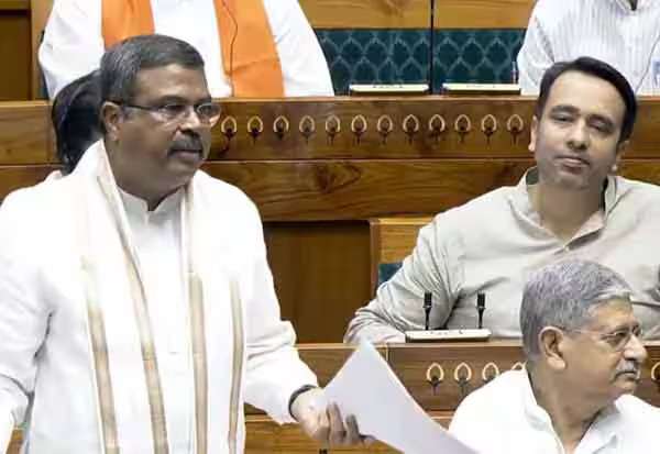 மும்மொழி கொள்கையில் அரசியல் நிலைப்பாடு கூடாது ! தர்மேந்திர பிரதான்