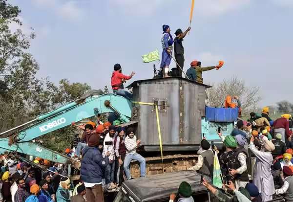 14,000 பேர், 1200 டிராக்டர், 300 கார்கள் பஞ்சாப் - ஹரியானா எல்லையில் விவசாயிகள்