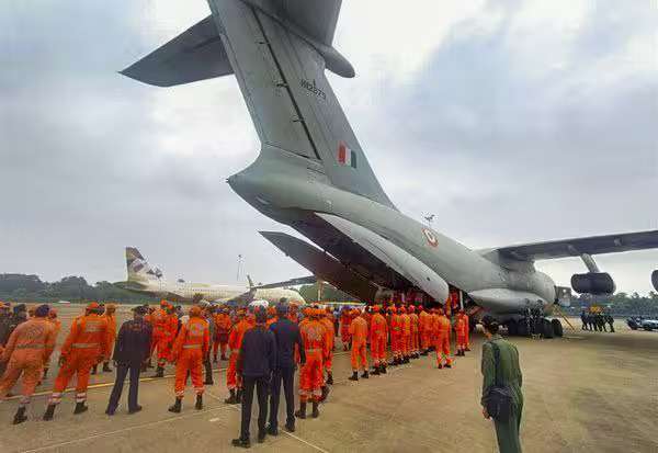 இலங்கையில் 334 பேர் பலி: மீட்பு பணியில் இந்திய வீரர்கள்