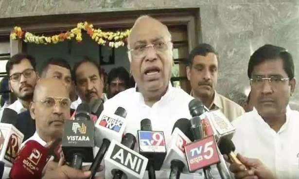 தேர்தல் ஆணைய ஒருமைப்பாட்டின் மீது மற்றொரு தாக்குதல்; கார்கே குற்றச்சாட்டு