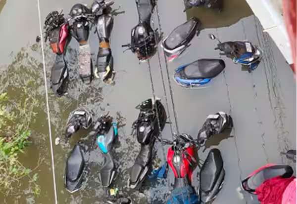 ஒரு வீட்டுக்கு ரூ.10,000 முதல் 20,000 வரை செலவாகும்; மழை வெள்ளத்தால் பாதிக்கப்பட்டோர் குமுறல்