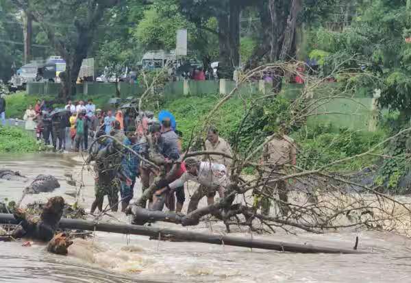 நீலகிரியில் பெய்து வரும் தொடர் மழையால் இயல்பு வாழ்க்கை பாதிப்பு