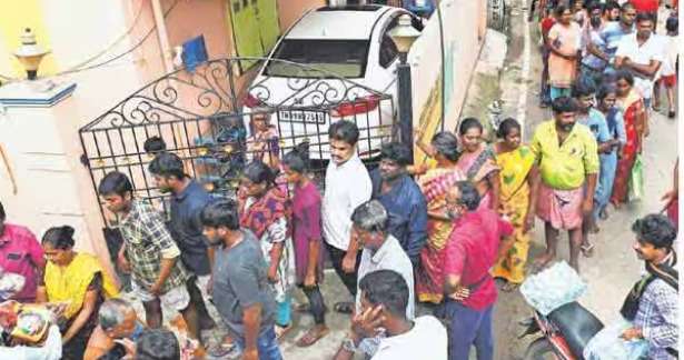 306 இடங்களில் மழைநீர் அகற்றம்; இயல்பு நிலைக்கு திரும்ப போராடும் சென்னை புறநகர் பகுதிகள்