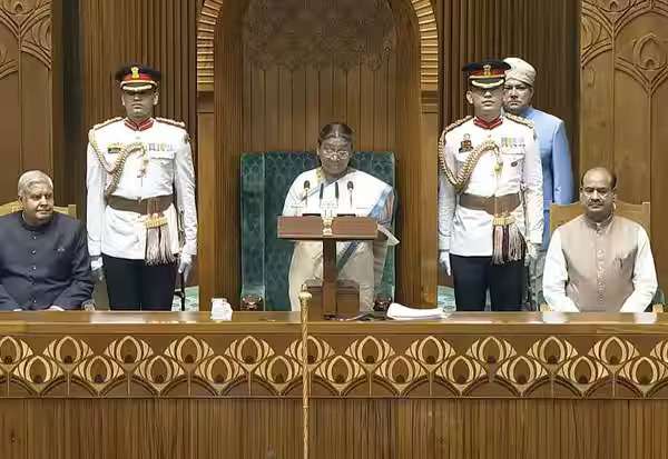 பார்லி., கூட்டத்தில் ஜனாதிபதி உரை: 140 கோடி மக்களின் எதிர்பார்ப்புகளை பூர்த்தி செய்யும் என நம்பிக்கை