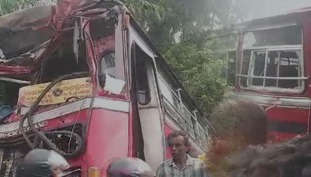 கொழும்பு – கண்டி வீதியில் கோர விபத்து -  35 பேர் படுகாயம