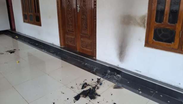 கிளிநொச்சியில் வீடொன்றின் மீது பெற்றோல் குண்டு தாக்குதல்