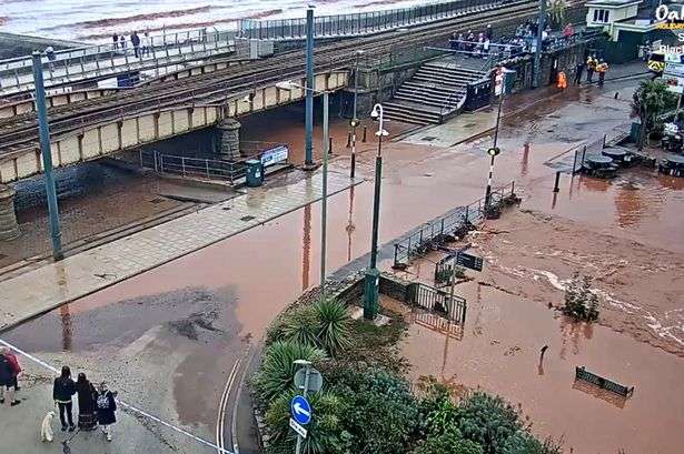  பிரித்தானியாவில் கடும் மழை!  நீரில் மூழ்கிய நகரம்...