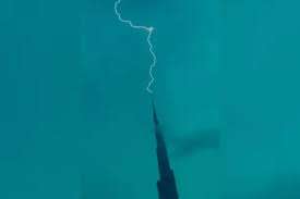 புர்ஜ் கலீபா உச்சியை தாக்கிய மின்னல்: துபாய் பட்டத்து இளவரசர் பகிர்ந்த அழகிய காட்சி