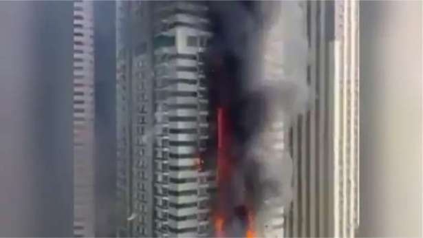 திடீரென தீப்பற்றி எரிந்த 67 மாடி கட்டிடம்
