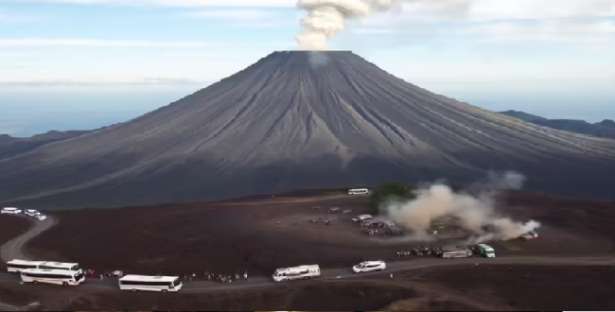 இந்தோனேஷியா எரிமலையின் சீற்றம் - பீதியில் மக்கள்