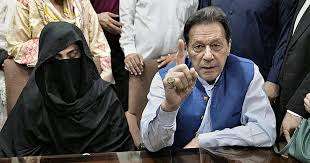 இம்ரான் கான், அவரது மனைவிக்கு 17 ஆண்டுகள் சிறைத் தண்டனை விதிப்பு