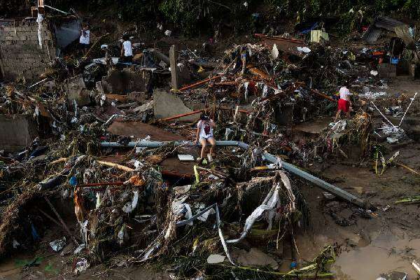 பிலிப்பைன்ஸ் நாட்டில்  ஃபங்-வாங் புயல்…..